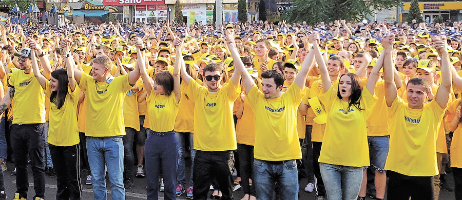 Ми — єдиний народ, продемонстрували учасники акції. Фото Романа КИРЕЯ